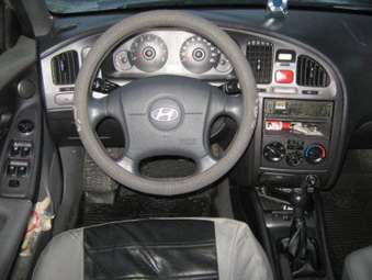 2004 Hyundai Elantra Photos