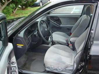 2004 Hyundai Elantra Pictures