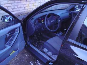 2004 Hyundai Elantra Pictures