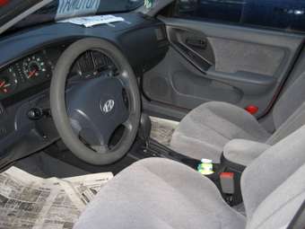 2004 Hyundai Elantra Photos