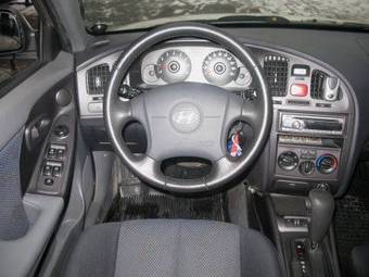 2004 Hyundai Elantra Pictures