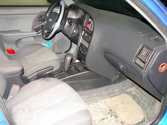 2004 Hyundai Elantra Photos