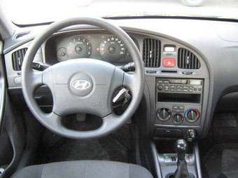 2004 Hyundai Elantra Pictures