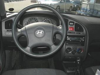 2004 Hyundai Elantra Pictures