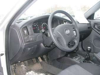 2005 Hyundai Elantra Photos