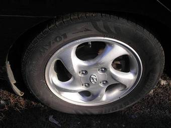 2005 Hyundai Elantra Photos