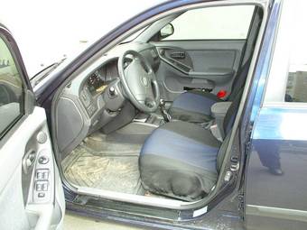 2005 Hyundai Elantra Photos