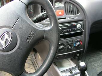 2005 Hyundai Elantra Photos