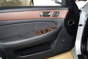 2010 Hyundai Genesis Images