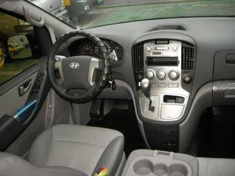 2010 Hyundai Grand Starex Photos