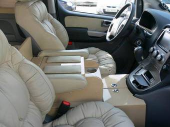 2010 Hyundai Grand Starex Pictures