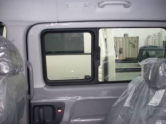 2010 Hyundai Grand Starex Pictures