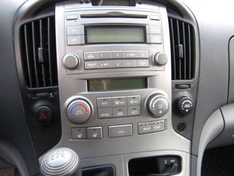 2010 Hyundai Grand Starex Photos