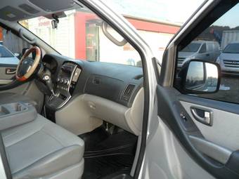 2010 Hyundai Grand Starex Images