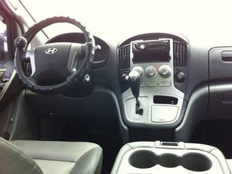 2010 Hyundai Grand Starex Photos