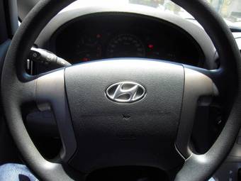 2010 Hyundai Grand Starex Pics
