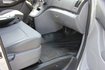 2010 Hyundai Grand Starex Pictures