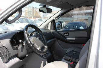 2010 Hyundai Grand Starex Images