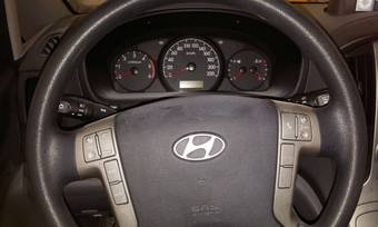 2010 Hyundai Grand Starex Pictures