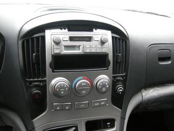 2010 Hyundai Grand Starex Pictures