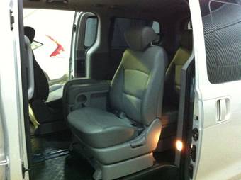 2010 Hyundai Grand Starex Images