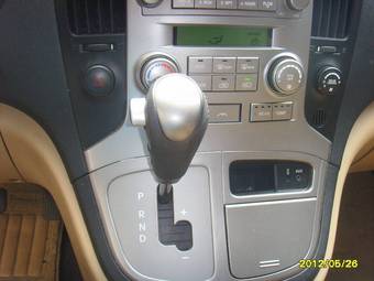 2010 Hyundai Grand Starex Images