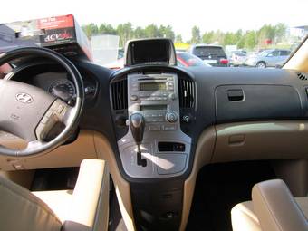 2010 Hyundai Grand Starex Images