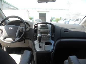 2010 Hyundai Grand Starex Images