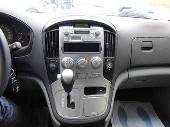 2010 Hyundai Grand Starex Photos