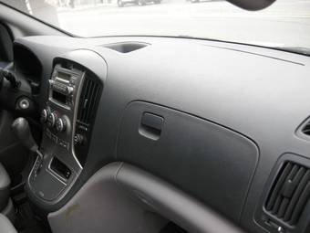 2010 Hyundai Grand Starex Pictures