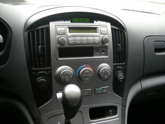 2010 Hyundai Grand Starex Pictures