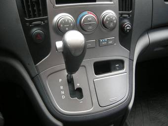 2010 Hyundai Grand Starex Pics
