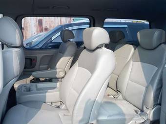 2010 Hyundai Grand Starex Images