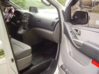 2010 Hyundai Grand Starex Pics