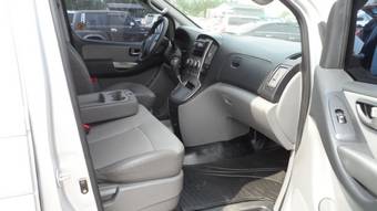 2010 Hyundai Grand Starex Images