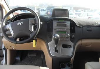 2011 Hyundai Grand Starex Pics