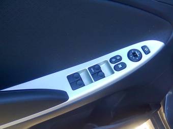2011 Hyundai Solaris Photos