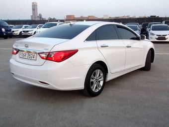 2010 Hyundai Sonata Images