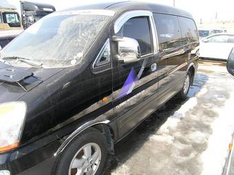 2004 Hyundai Starex Images