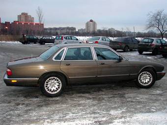 2000 Jaguar XJ Pictures