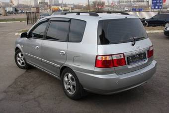 2004 Kia Carens Images