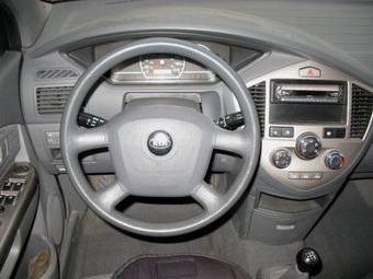 2005 Kia Carens Pictures