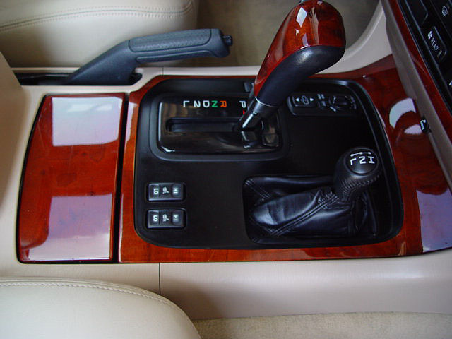 2001 Lexus LX470 Pics