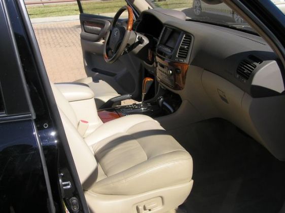 2003 Lexus LX470 Pictures