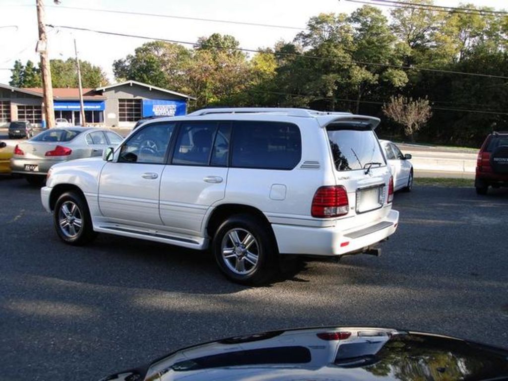 2005 Lexus LX470 specs: mpg, towing capacity, size, photos