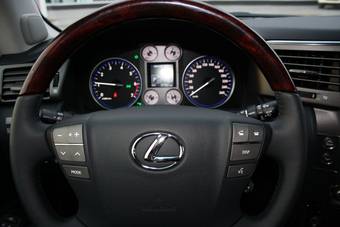 2011 Lexus LX570 Pictures