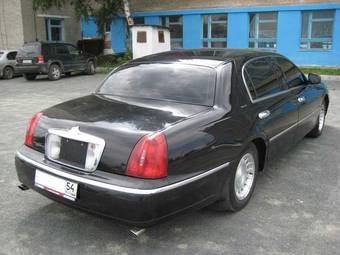 2000 Lincoln Town Car Photos