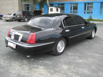 2000 Lincoln Town Car Photos