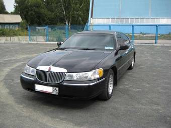 2000 Lincoln Town Car Photos