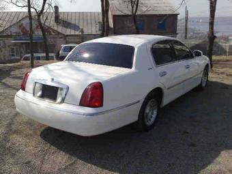 2002 Lincoln Town Car Photos